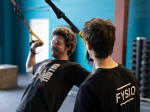 vacature fysiotherapeut leiden. therapeut met client die oefening uitvoert.