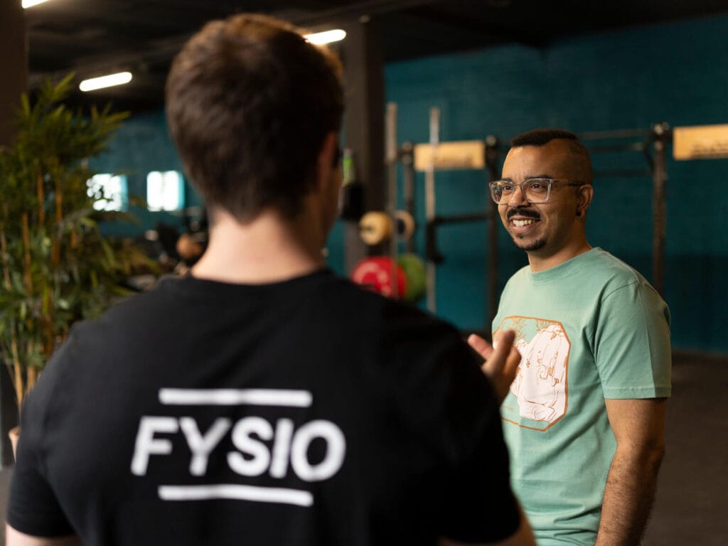 Genderinclusieve fysio geeft uitleg aan trans persoon