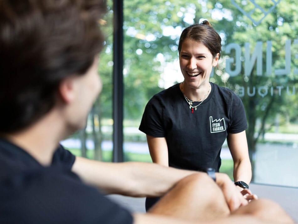 Fysiotherapeut met client in trainingsruimte in Utrecht