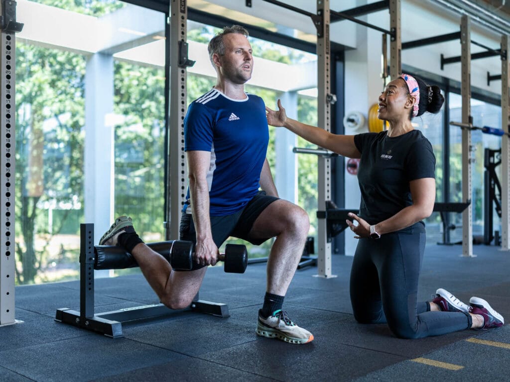 Mireille begeleidt een client met de bulgarian split squat bij onze gym in Utrecht.